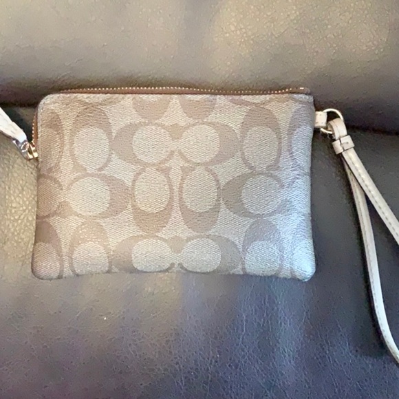 Coach Wristlet Beige Center Stripe NWOT - Picture 4 of 6